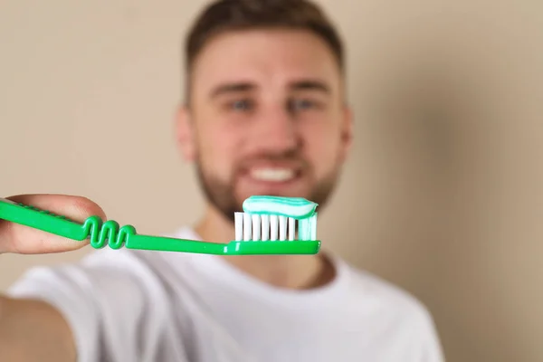Junger Mann Mit Bürste Und Zahnpasta Auf Farbigem Hintergrund Selektiver — Stockfoto