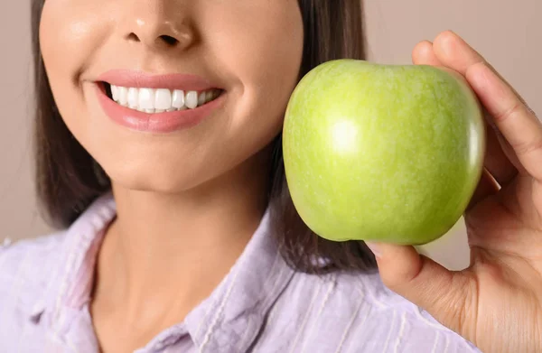 Mujer Joven Con Dientes Sanos Manzana Sobre Fondo Color Primer — Foto de Stock