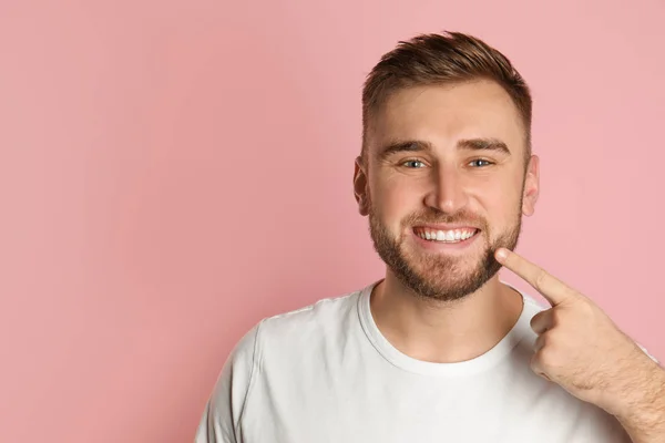 Jonge Man Met Gezond Gebit Kleur Achtergrond Ruimte Voor Tekst — Stockfoto