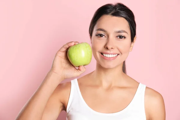 Mujer Joven Con Dientes Sanos Manzana Sobre Fondo Color — Foto de Stock