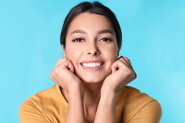 Jovem Com Dentes Saudáveis Fundo Cor — Fotografia de Stock