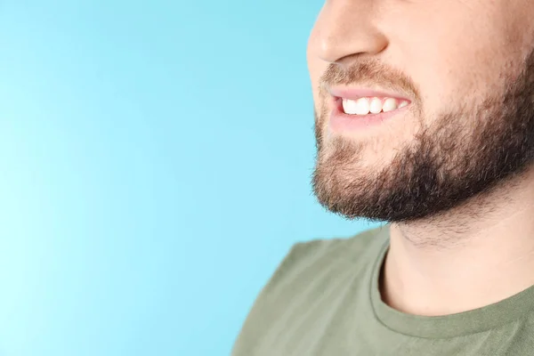 Renk Arka Plan Portre Sağlıklı Dişlere Sahip Genç Adam Metin — Stok fotoğraf