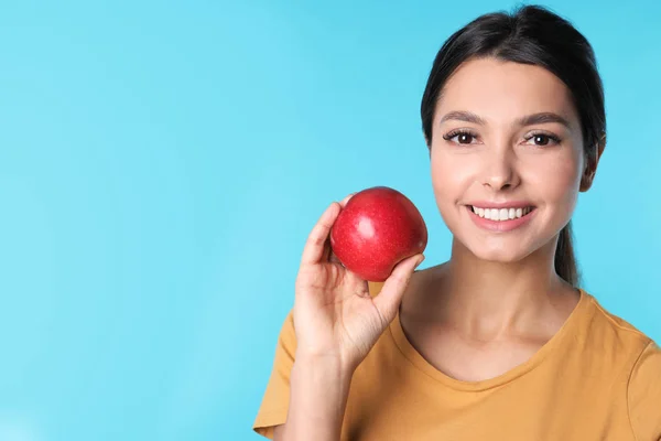 Mujer Joven Con Dientes Sanos Manzana Sobre Fondo Color Espacio — Foto de Stock