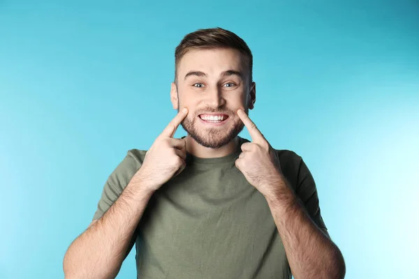 Sağlıklı Dişleri Olan Genç Bir Adam — Stok fotoğraf