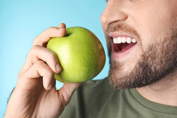 Hombre Joven Con Dientes Sanos Manzana Sobre Fondo Color Primer — Foto de Stock