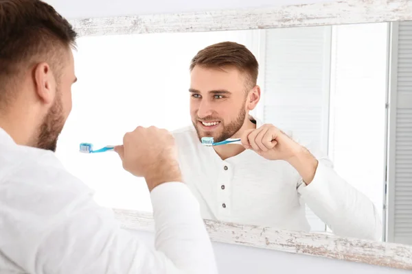 Genç Adam Banyoda Ayna Karşı Diş Temizleme — Stok fotoğraf