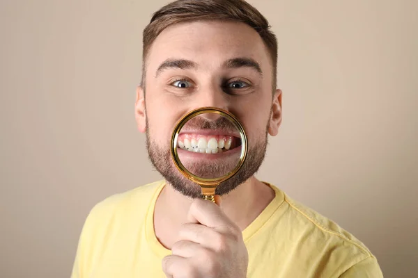 Giovane Uomo Con Denti Sani Lente Ingrandimento Sfondo Colore — Foto Stock