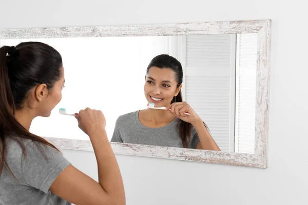 Ung Kvinna Rengöring Tänder Mot Spegeln Badrummet — Stockfoto