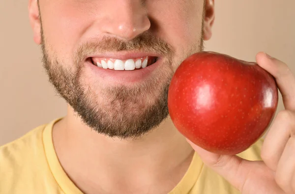 Hombre Joven Con Dientes Sanos Manzana Sobre Fondo Color Primer — Foto de Stock