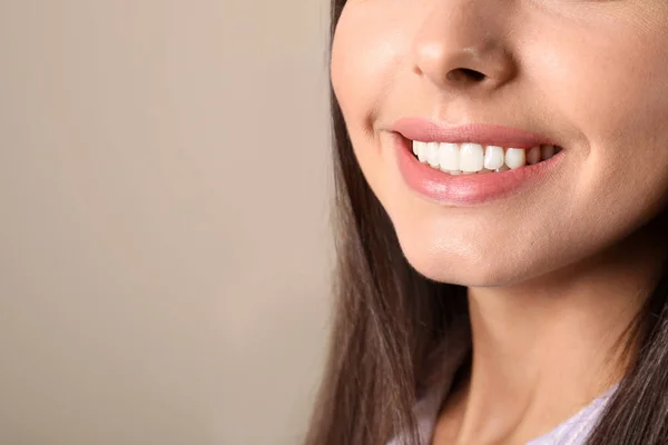 背景色 クローズ アップで健康的な歯を持つ若い女性 テキストのためのスペース — ストック写真