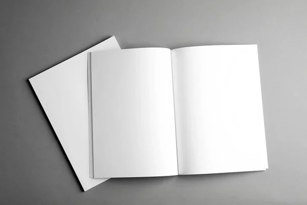 打开和关闭空白小册子在灰色背景 顶部视图 模拟设计 — 图库照片
