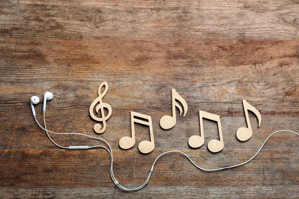 Kulaklık Müzik Notlar Düz Ahşap Arka Plan Üzerinde Yatıyordu Metin — Stok fotoğraf