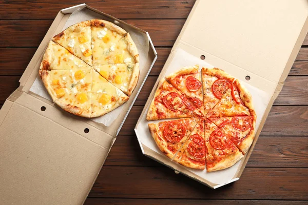 Pizzas Queso Caliente Cajas Cartón Sobre Mesa Madera Vista Superior — Foto de Stock