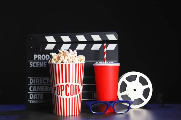 Clapperboard Carrete Palomitas Maíz Sobre Mesa Sobre Fondo Oscuro Ver — Foto de Stock