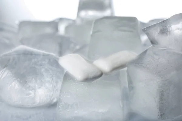 Encías Mascar Sobre Cubitos Hielo Sobre Fondo Blanco Primer Plano — Foto de Stock