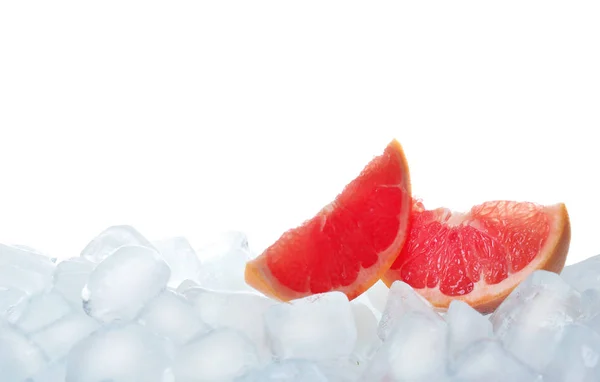 Rodajas Pomelo Sobre Cubitos Hielo Sobre Fondo Blanco —  Fotos de Stock