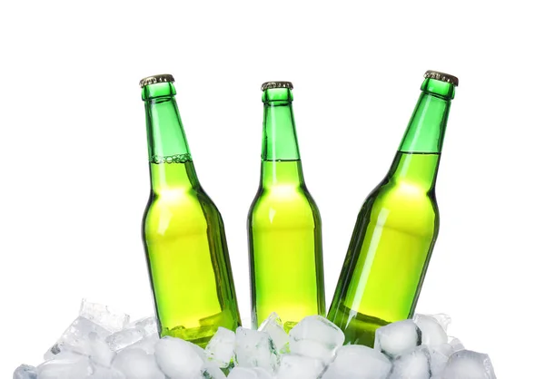 Garrafas Cerveja Cubos Gelo Contra Fundo Branco — Fotografia de Stock