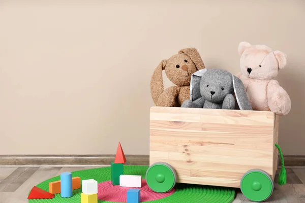 Fából Készült Szekér Töltött Toys Kivitelező Padló Világos Falnak Hely — Stock Fotó