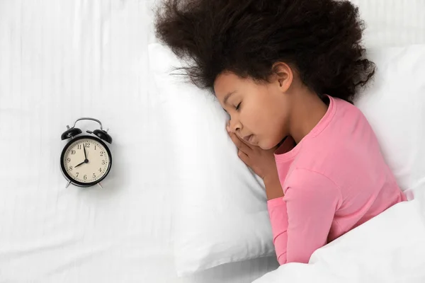 Sevimli Küçük Afrikalı Amerikalı Kız Ile Çalar Saat Uyku Yatakta — Stok fotoğraf