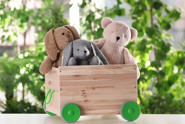 Carro Madera Con Juguetes Peluche Sobre Mesa Sobre Fondo Borroso — Foto de Stock