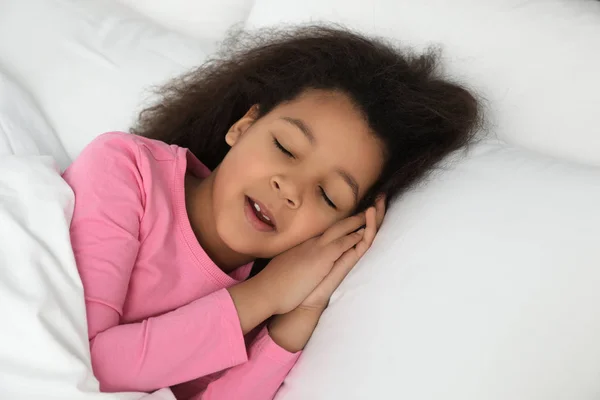 Sevimli Küçük Afrikalı Amerikalı Kız Yatakta Uyuyor — Stok fotoğraf