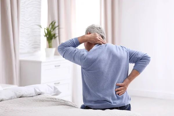 Senior Leidet Hause Unter Rückenschmerzen — Stockfoto