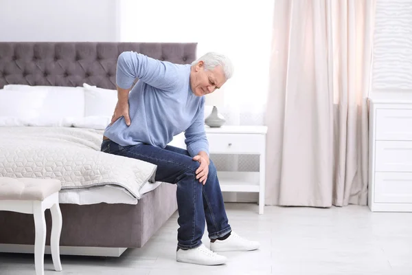 自宅での背中の痛みに苦しんでいる年配の男性人 — ストック写真