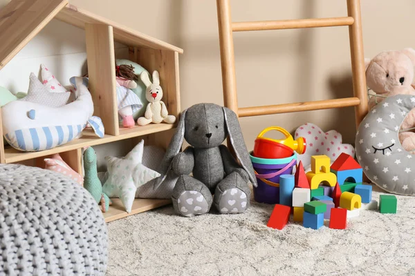 Brinquedos Infantis Diferentes Chão Contra Parede Cores — Fotografia de Stock
