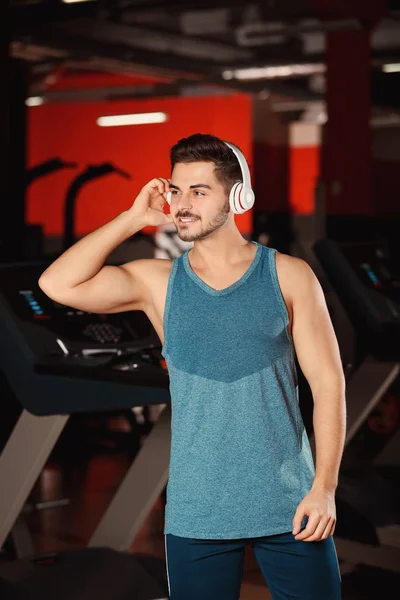 Joven Escuchando Música Con Auriculares Gimnasio — Foto de Stock