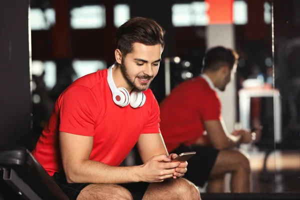 Joven Con Auriculares Dispositivo Móvil Gimnasio — Foto de Stock