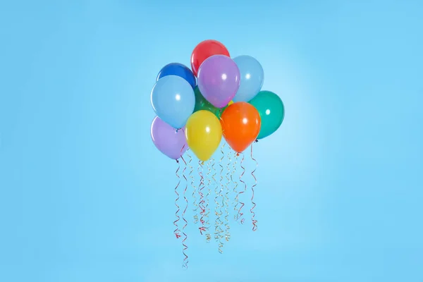 Viele Helle Luftballons Schweben Auf Farbigem Hintergrund — Stockfoto