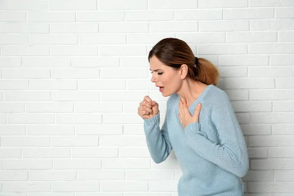 Frau Mit Husten Der Nähe Von Ziegelmauer Raum Für Text — Stockfoto