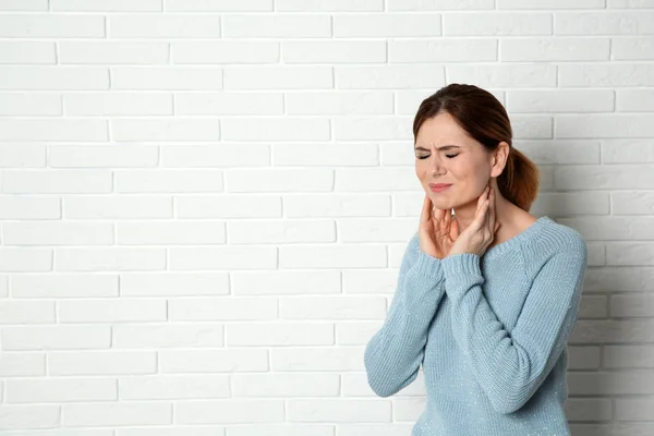 Frau Mit Husten Der Nähe Von Ziegelmauer Raum Für Text — Stockfoto