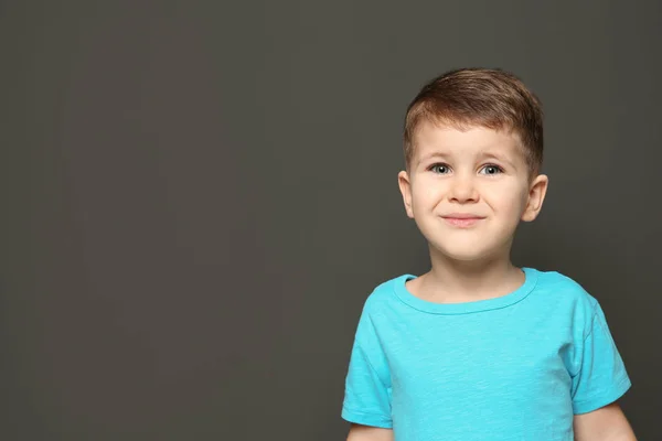 Portret Van Schattige Kleine Jongen Donkere Achtergrond Ruimte Voor Tekst — Stockfoto