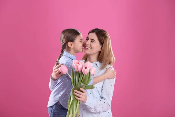 Feliz Madre Hija Con Flores Sobre Fondo Color Día Internacional — Foto de Stock