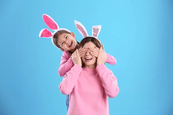 Gelukkige Vrouw Dochter Met Bunny Oren Kleur Achtergrond — Stockfoto