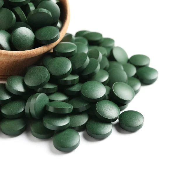 Houten Schaal Met Groene Spirulina Pillen Witte Achtergrond Close — Stockfoto