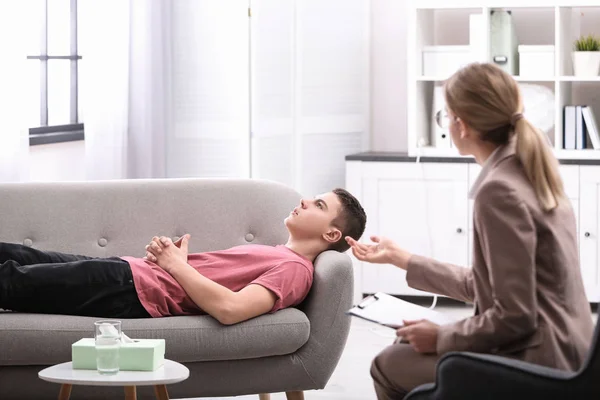 Psychothérapeute Travaillant Avec Jeune Homme Bureau — Photo