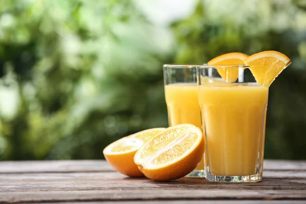 Glasögon Apelsinjuice Och Färsk Frukt Träbord Utrymme För Text — Stockfoto