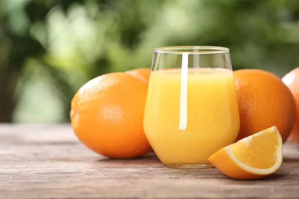 Glas Färsk Juice Och Apelsiner Träbord Utrymme För Text — Stockfoto