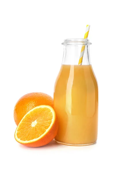 オレンジ ジュース 新鮮なフルーツを白で隔離のガラス瓶 — ストック写真