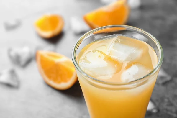 Glas Apelsinjuice Med Isbitar Bord Närbild Utrymme För Text — Stockfoto