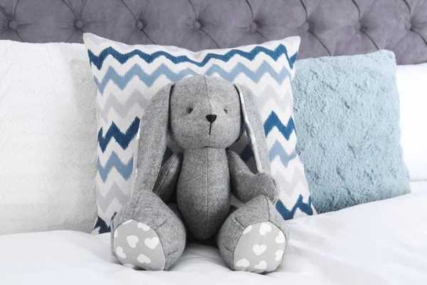 Милий Іграшковий Кролик Сидить Ліжку Приміщенні — стокове фото