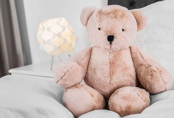 Niedlicher Teddybär Sitzt Drinnen Bett Raum Für Text — Stockfoto