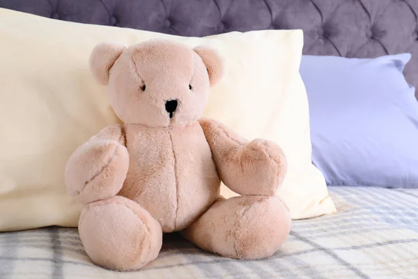 Niedlicher Teddybär Sitzt Drinnen Bett Raum Für Text — Stockfoto