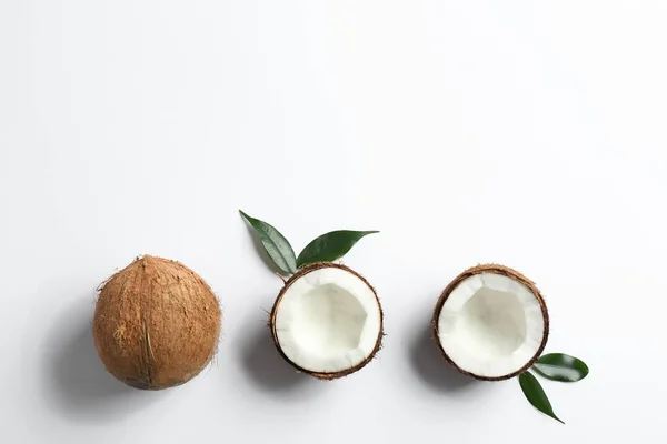 Komposition Mit Kokosnüssen Auf Weißem Hintergrund Draufsicht — Stockfoto