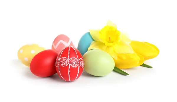五颜六色的被绘的复活节彩蛋和春天花在白色背景 — 图库照片