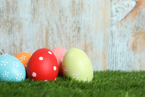 Renkli Boyalı Paskalya Yumurtaları Yeşil Çim Ahşap Arka Plan Metin — Stok fotoğraf