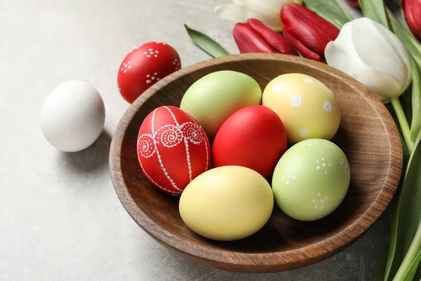 Ciotola Con Uova Pasqua Dipinte Fiori Primaverili Sfondo Chiaro — Foto Stock