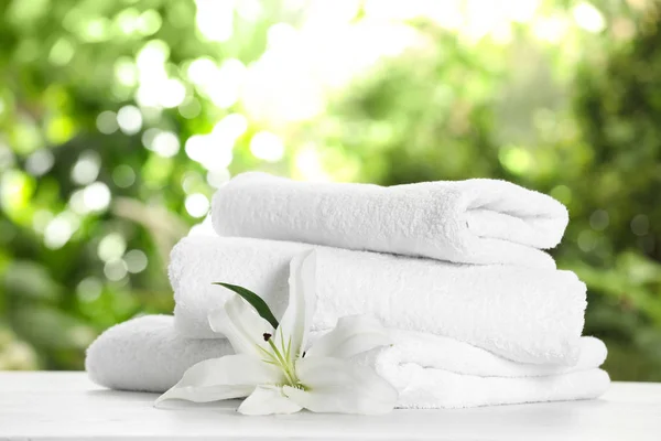 Stack Clean Soft Towels Flower Table Blurred Background — Stock Photo, Image